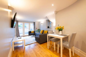 Centralised Queens - Sleeps 8 with Free Parking by Prescott Apartments